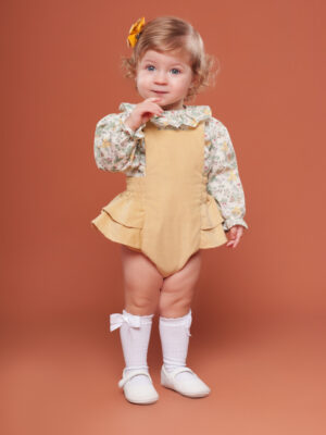 jardineira-bege-camisa-coelhos